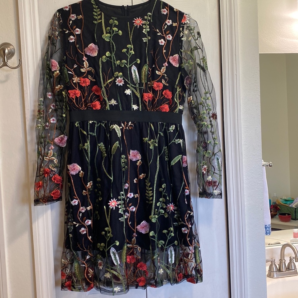 Beautiful flower detailed dress, size small